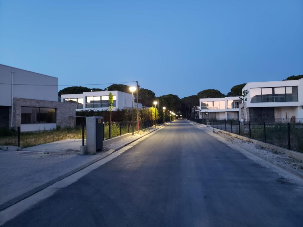 Lovely 1-Bedroom Apartment At San Pietro Beach Front Resort Plazhi San Pietro Exterior foto