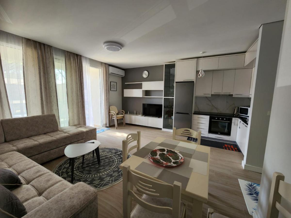 Lovely 1-Bedroom Apartment At San Pietro Beach Front Resort Plazhi San Pietro Exterior foto